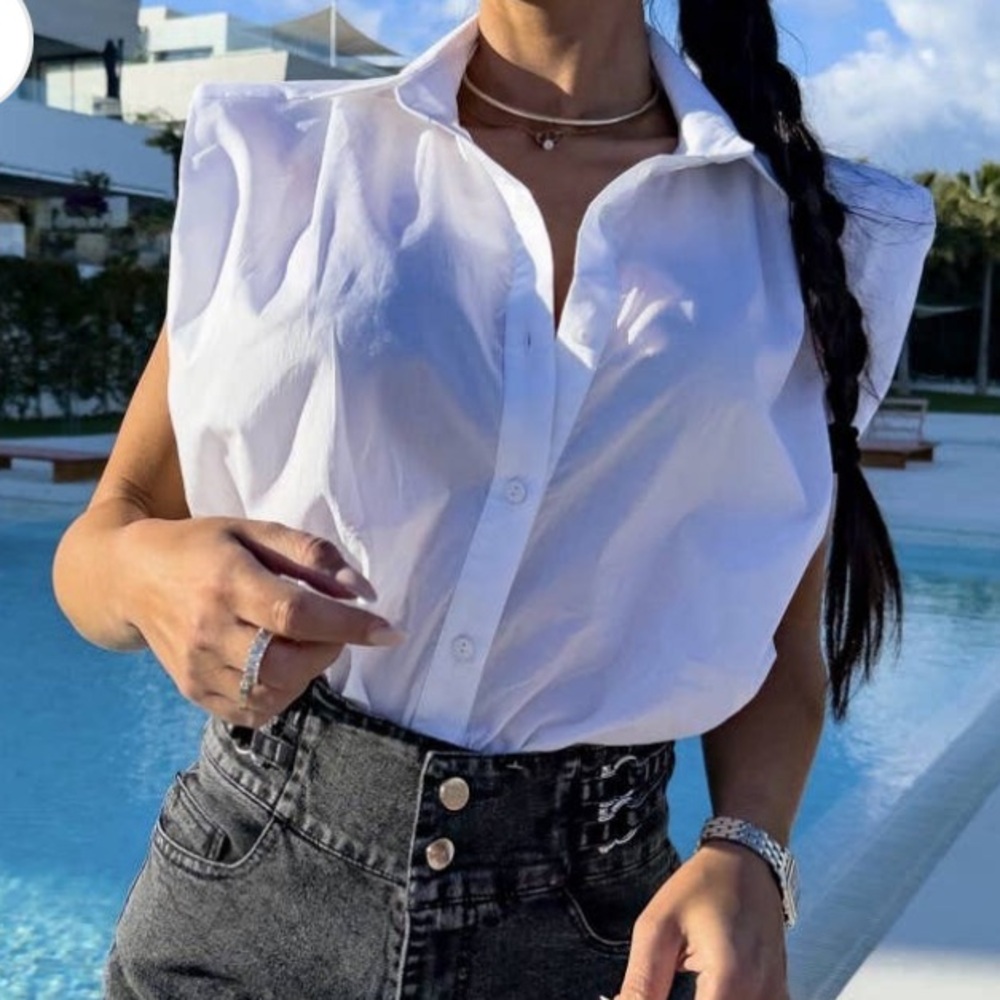 SLEEVELESS BLOUSE